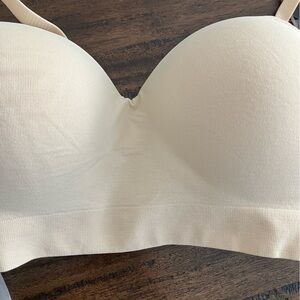 True kind support molded cup bra.  Retail 32